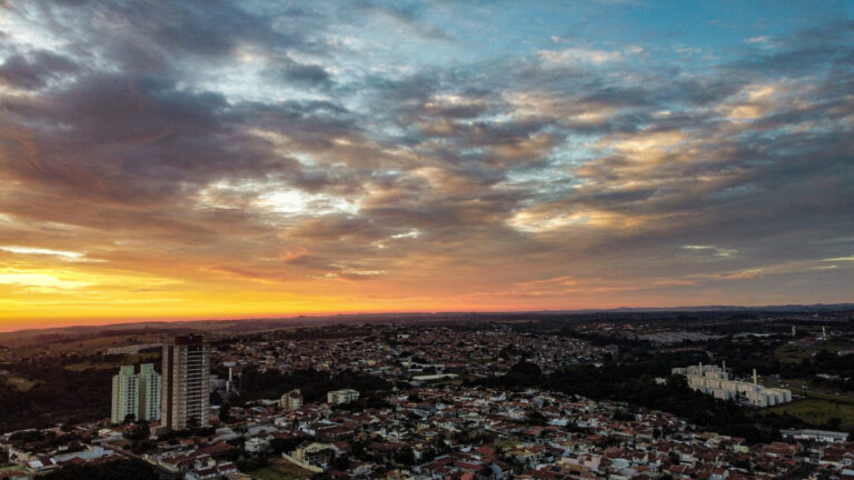 Carnaval 2026: Previsão de Calor e Chuvas Típicas de Verão