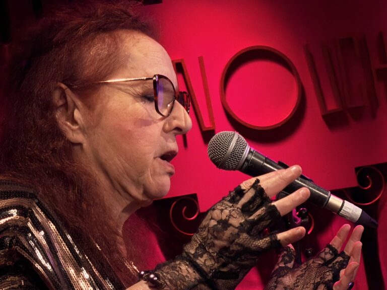 Cida Moreira Honra Angela Ro Ro em Show Emocionante e Intenso