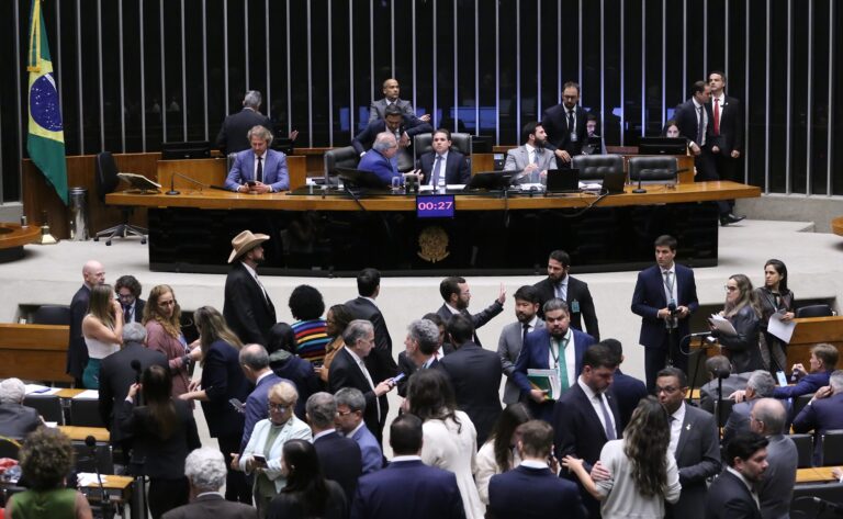 Congresso Nacional Retoma Atividades com Desafios no Radar e Análise de 73 Vetos Congresso Nacional Retoma Atividades com Desafios no Radar e Análise de 73 Vetos