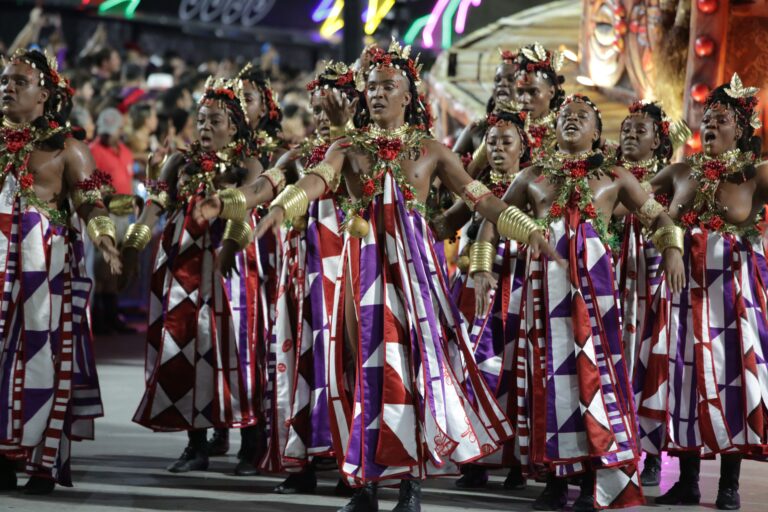 Descubra as Escolas de Samba que Desfilam na Terça de Carnaval no Rio em 2026