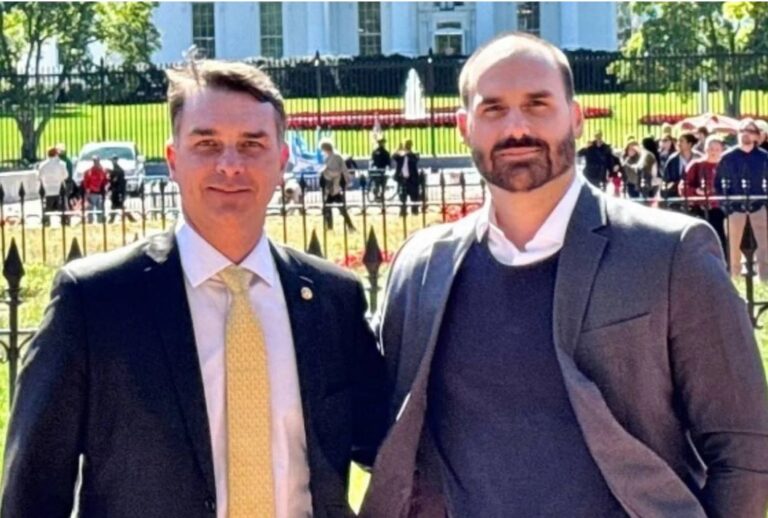 Eduardo Bolsonaro Critica Aliados e Cobra Engajamento da Direita: 'Omissão Deliberada'