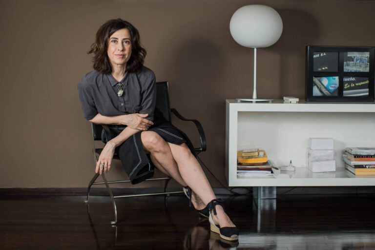 Fernanda Torres: A Política Brasileira como um Espetáculo Teatral