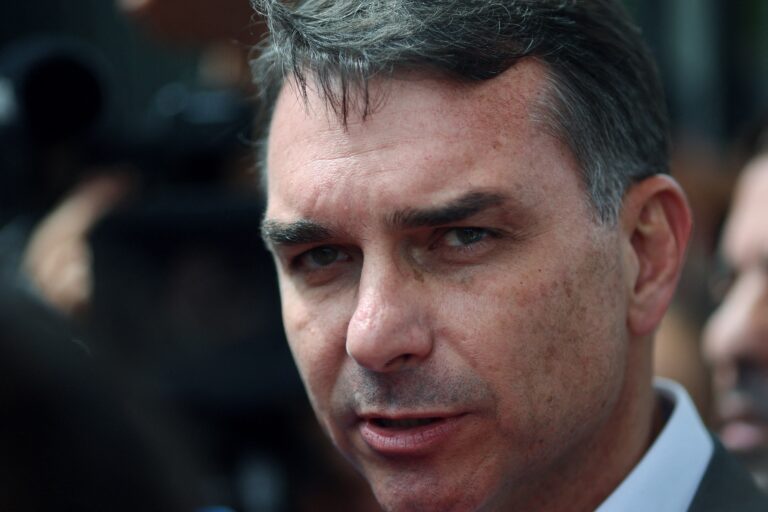 Flávio Bolsonaro Critica Postura do Governo Lula sobre Ataques ao Irã: ‘Inaceitável’ Flávio Bolsonaro Critica Postura do Governo Lula sobre Ataques ao Irã: 'Inaceitável'