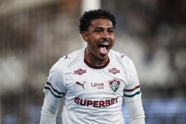 Fluminense Persiste na Contratação de Bouanga Enquanto John Kennedy brilha em Campo