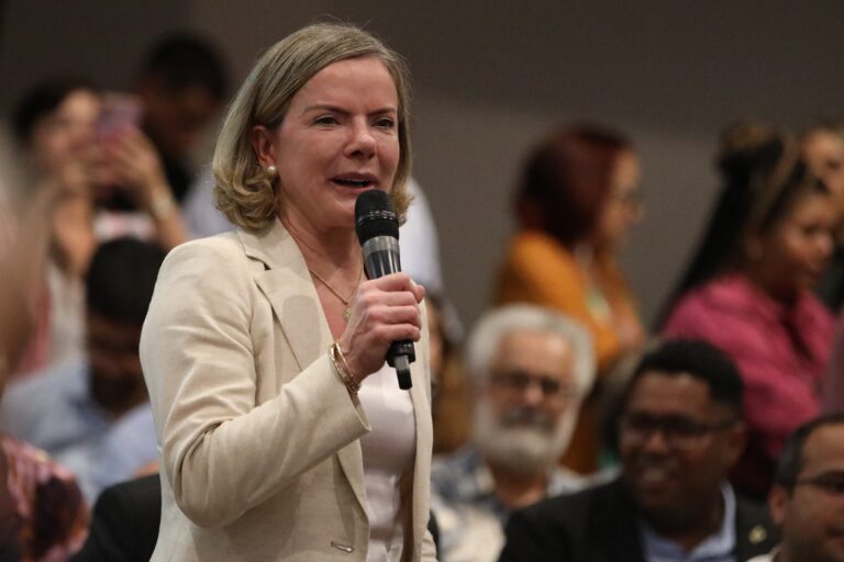 Gleisi Hoffman Denuncia Golpe em Votação da CPMI do INSS Sobre Quebra de Sigilo de Lulinha