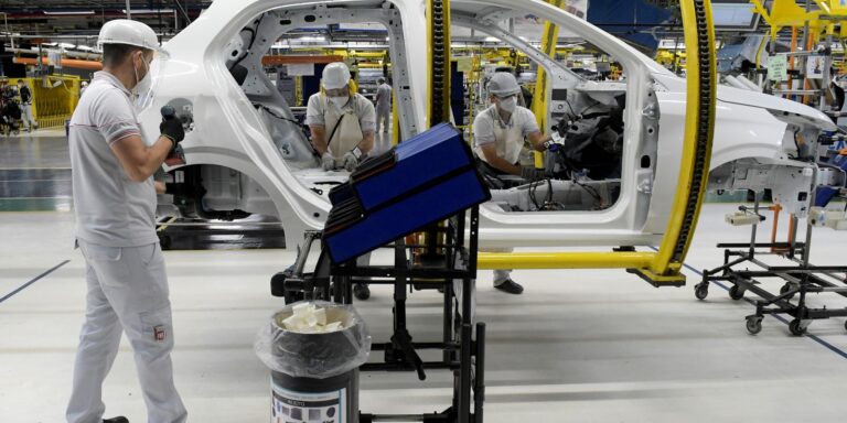 Indústria Brasileira Cresce 0,6% em 2025, Impactada pelos Juros Altos