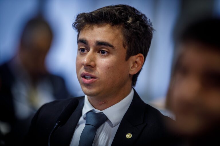 Nikolas Ferreira Afirma Não Ter Encontrado Flávio Bolsonaro para Definir Papel nas Eleições de Minas