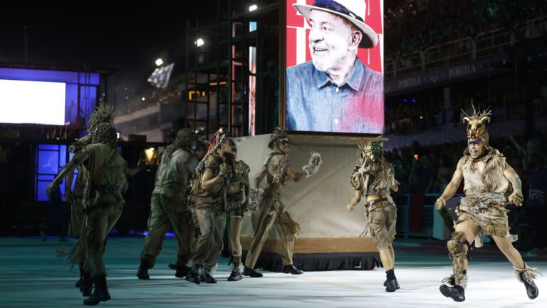 Quando a Política Entra na Folia: Uma Análise dos Desfiles de Carnaval