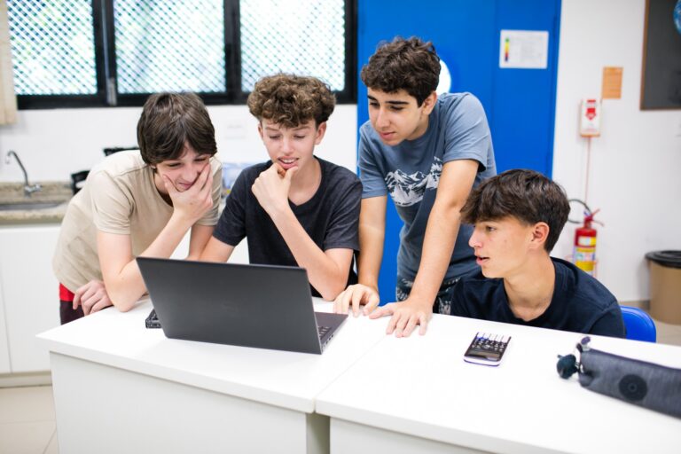 Regulamentação da Inteligência Artificial na Educação: Proibição de Correção de Questões Dissertativ