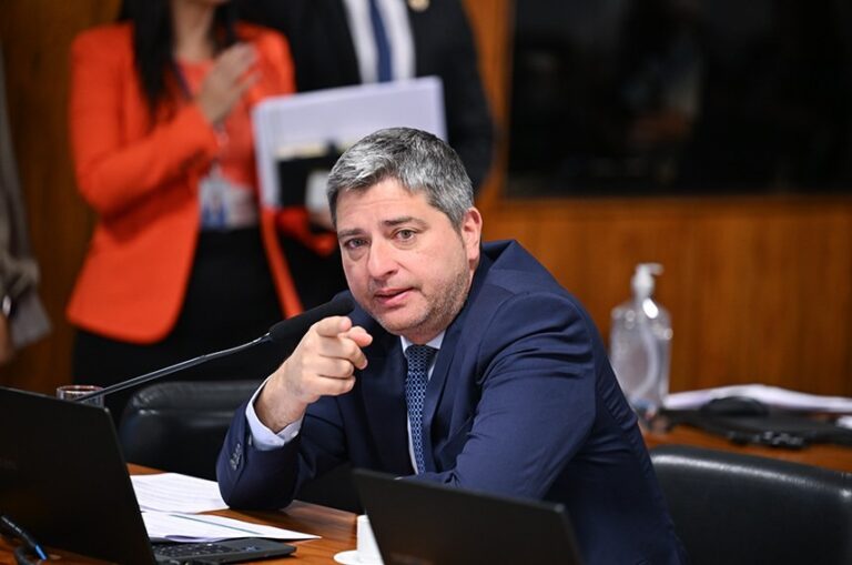 Senador do PL Expressa 'Frustração' com Decisão de Flávio Bolsonaro sobre o Senado no Rio