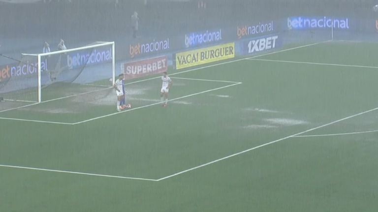 Temporal Interrompe Clássico entre Botafogo e Fluminense no Rio de Janeiro