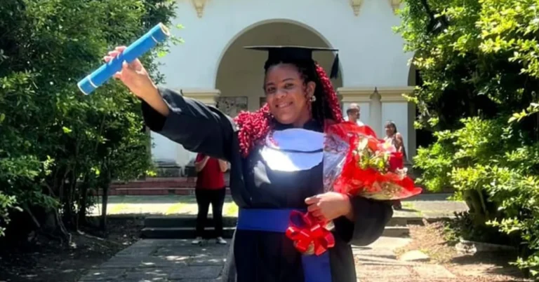 A Retomada da Educação: Mulher Trans Retorna à Universidade Após 25 Anos