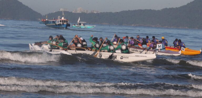 A Volta à Ilha de Santo Amaro: Tradição e Emoção na Canoa Havaiana