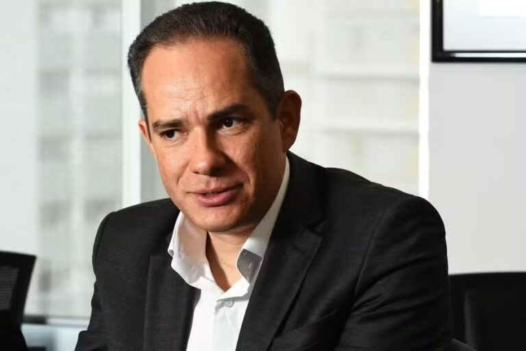 Alta do Preço do Petróleo: Impactos Positivos e Negativos para a Economia Brasileira Alta do Preço do Petróleo: Impactos Positivos e Negativos para a Economia Brasileira