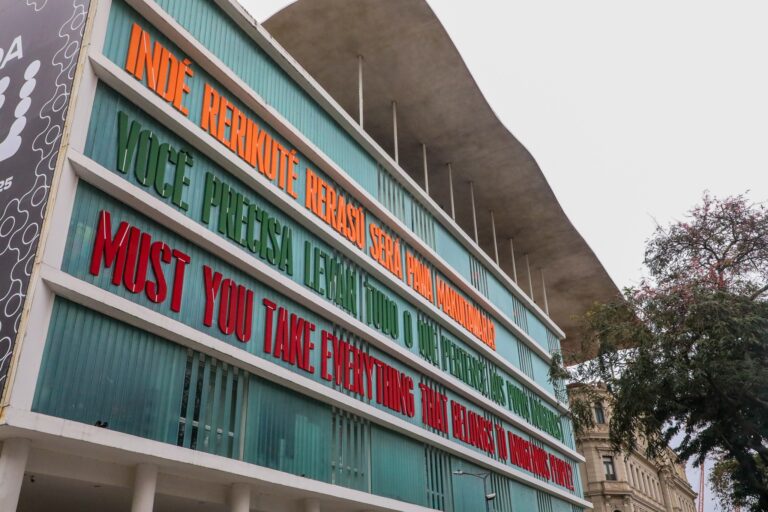 Bienal de SP chega ao Rio com Expografia Inovadora Assinada por Mulher Negra