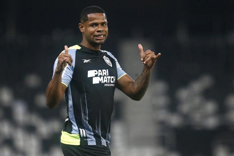 Botafogo Devolve Júnior Santos: Empréstimo ao Atlético-MG Confirmado