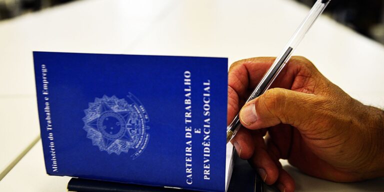 Brasil Alcança Recorde de 66,8% de Trabalhadores Contribuintes para a Previdência