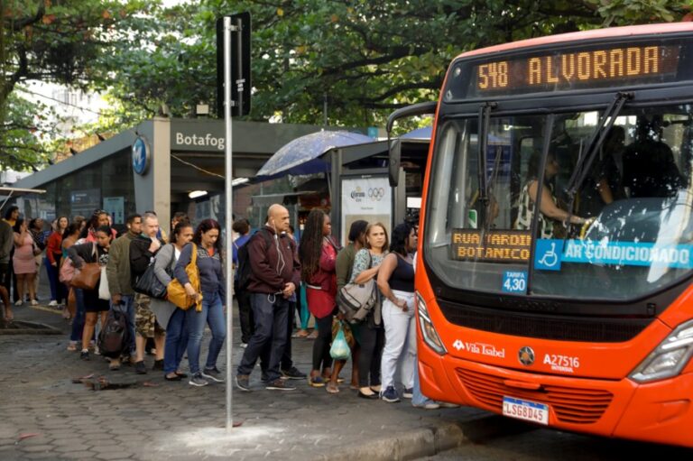 Caminhos do Brasil: Redução da Jornada de Trabalho e Seus Impactos na Produtividade