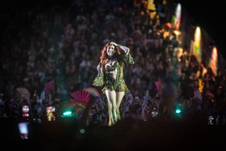 Chappell Roan Encanta Público no Lollapalooza com Show Vibrante e Controvérsias