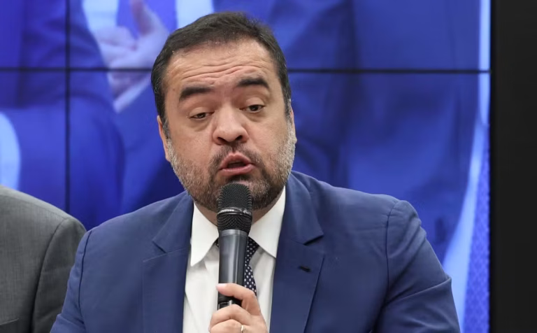 Cláudio Castro renuncia ao governo do Rio e se prepara para o Senado em 2026