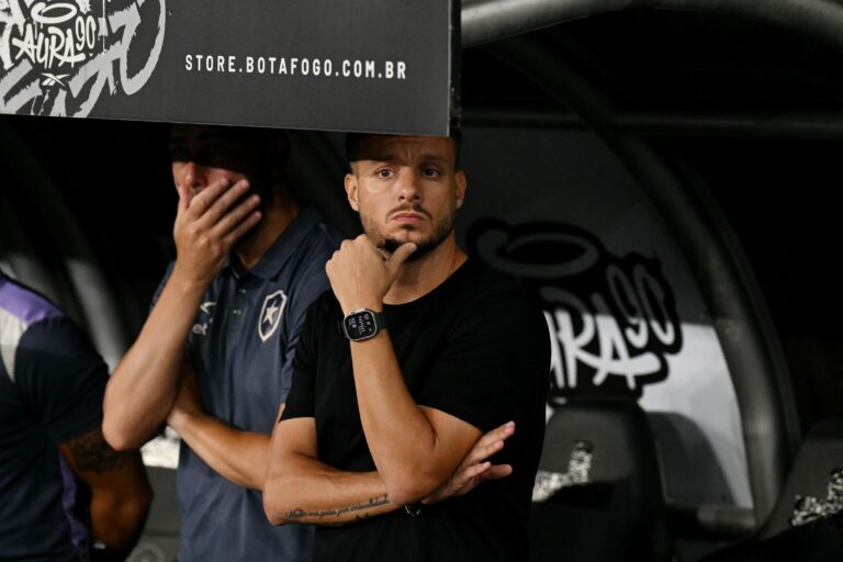 Desempenho do Botafogo: Torcida Questiona Trabalho de Martín Anselmi Desempenho do Botafogo: Torcida Questiona Trabalho de Martín Anselmi