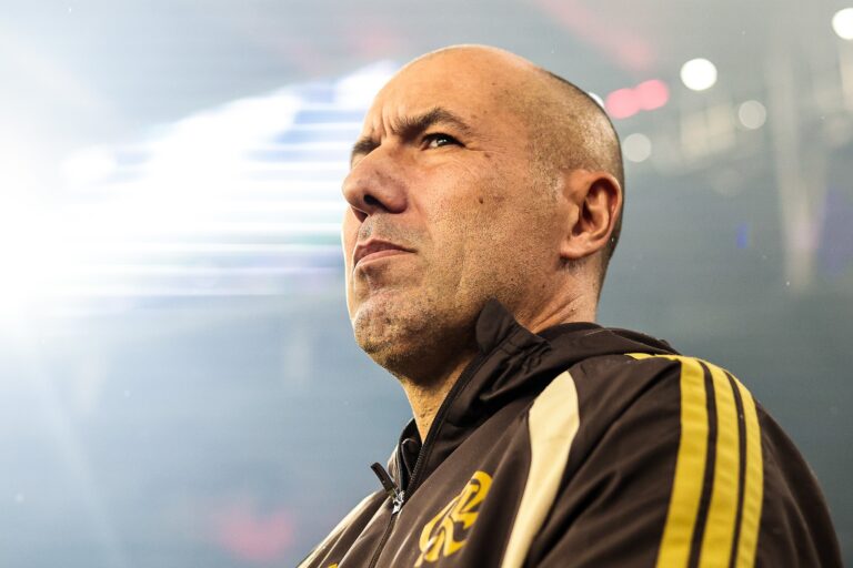 Desfalques no Flamengo: Jardim Ajusta Escalação para Enfrentar o Corinthians Desfalques no Flamengo: Jardim Ajusta Escalação para Enfrentar o Corinthians