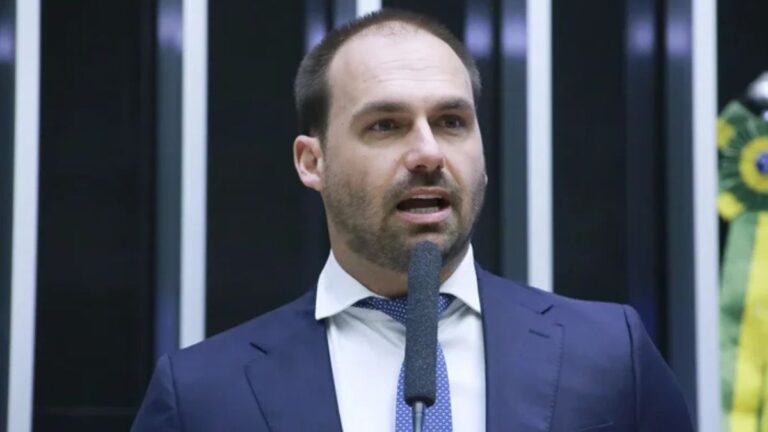 Eduardo Bolsonaro Recebe 15 Dias para Defender-se de Acusações de Abandono de Cargo na PF