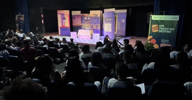 Educação Financeira nas Escolas: Teatro e Oficinas Transformam Vidas