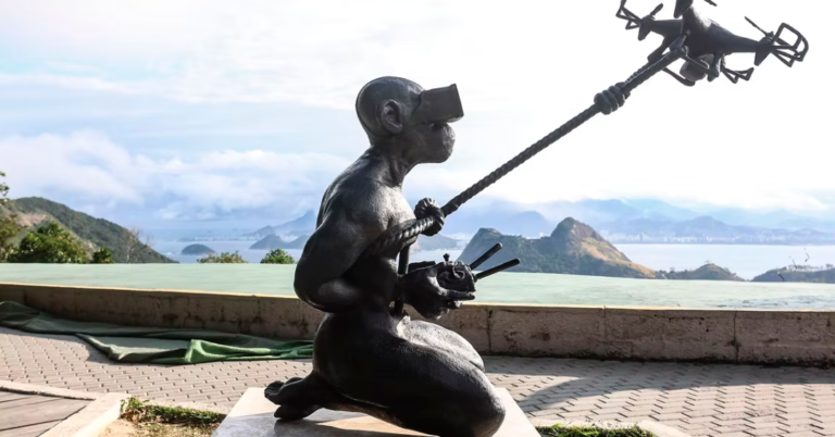 Esculturas Digitais de Beto Gatti Invadem São Paulo com Reflexões sobre o Mundo Moderno