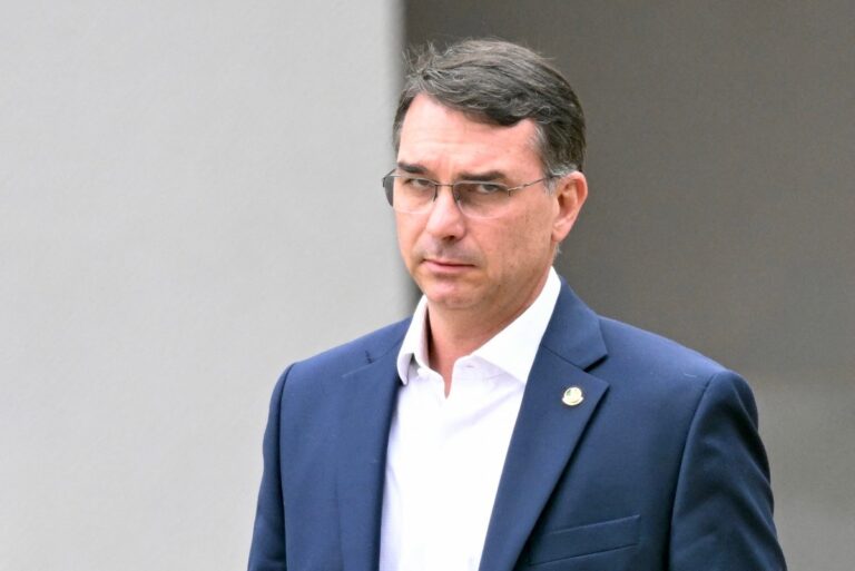 Estratégia de Flávio Bolsonaro: Inclusão Feminina na Vice e Economia para Atraír Eleitorado