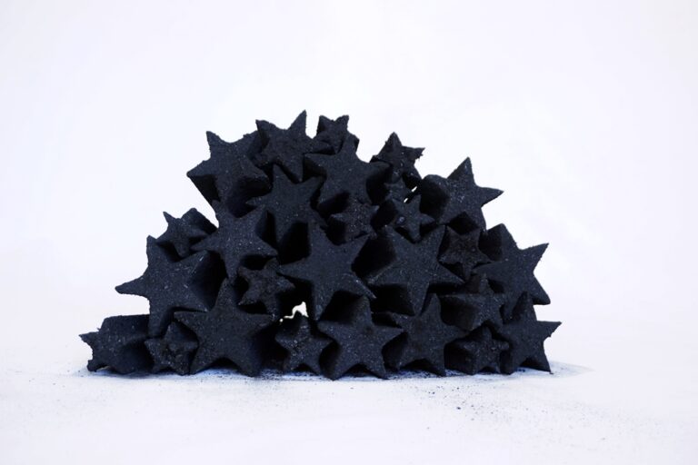 Exposição 'Monturo' de Gustavo Torrezan: Uma Crítica à Cultura Acumuladora da Sociedade Moderna