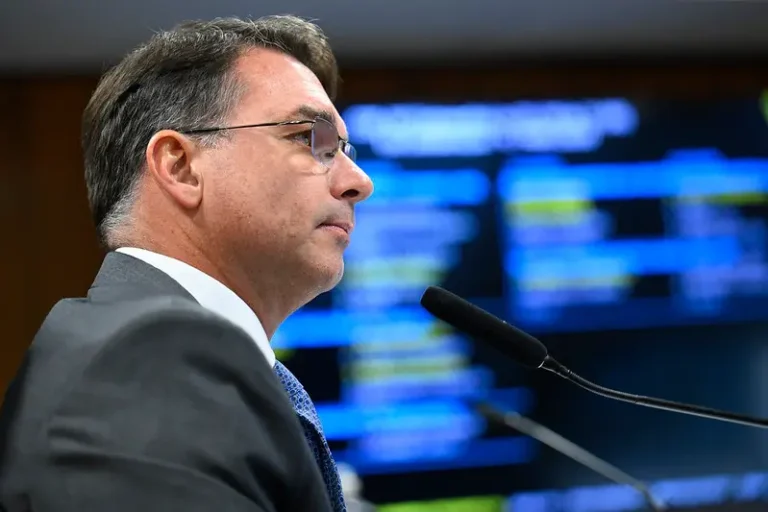 Flávio Bolsonaro Defende Uma Economia Semelhante à do Pai em Seu Futuro Governo
