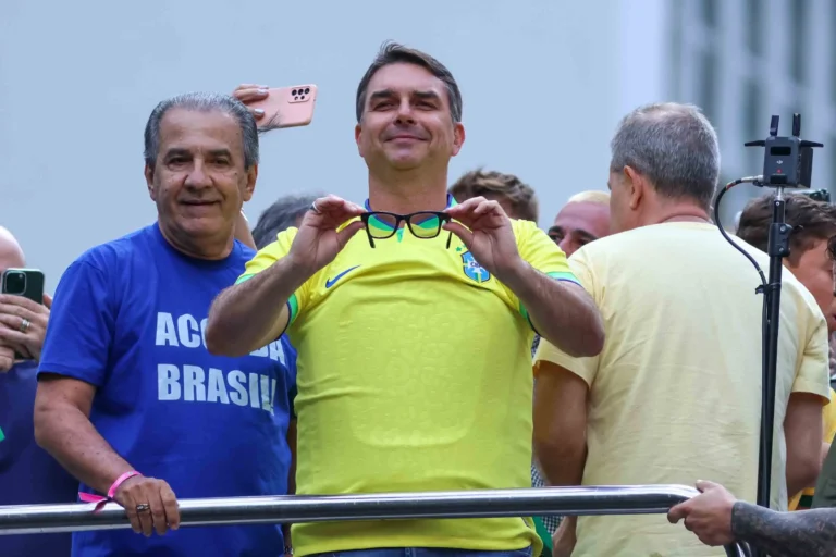 Flávio Bolsonaro e Silas Malafaia: Reaproximação Estratégica na Pré-Campanha