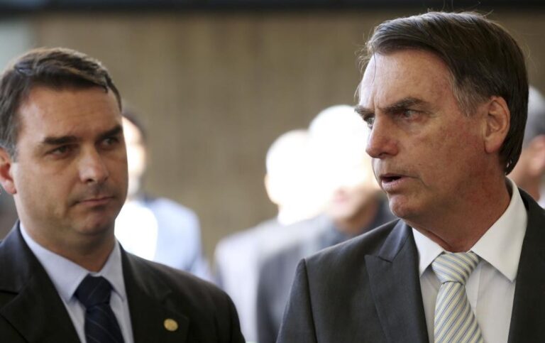 Flávio Bolsonaro se Torna Advogado de Jair Bolsonaro e Ganha Acesso Livre ao Pai