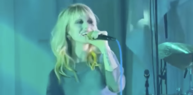 Hayley Williams Lança Sua Turnê com Música em Português e Sucesso de Ingressos Hayley Williams Lança Sua Turnê com Música em Português e Sucesso de Ingressos