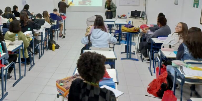 Inflação em Fevereiro Atinge 0,7%, Impulsionada por Reajustes na Educação