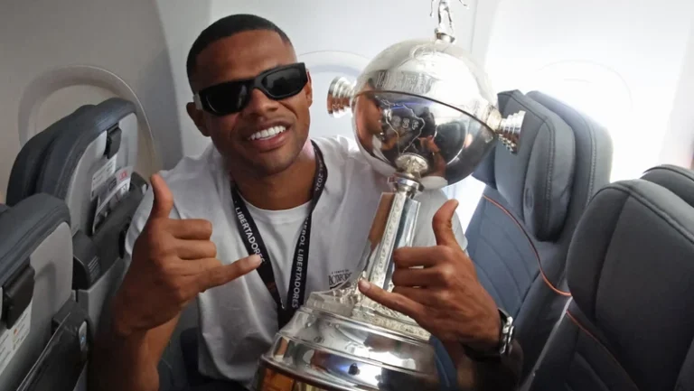 Júnior Santos Pode Retornar ao Botafogo: Oportunidade Estratégica em 2024