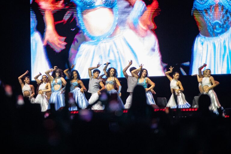 KATSEYE Brilha com Coreografias Impecáveis no Lollapalooza, mas Deixa a Desejar KATSEYE Brilha com Coreografias Impecáveis no Lollapalooza, mas Deixa a Desejar