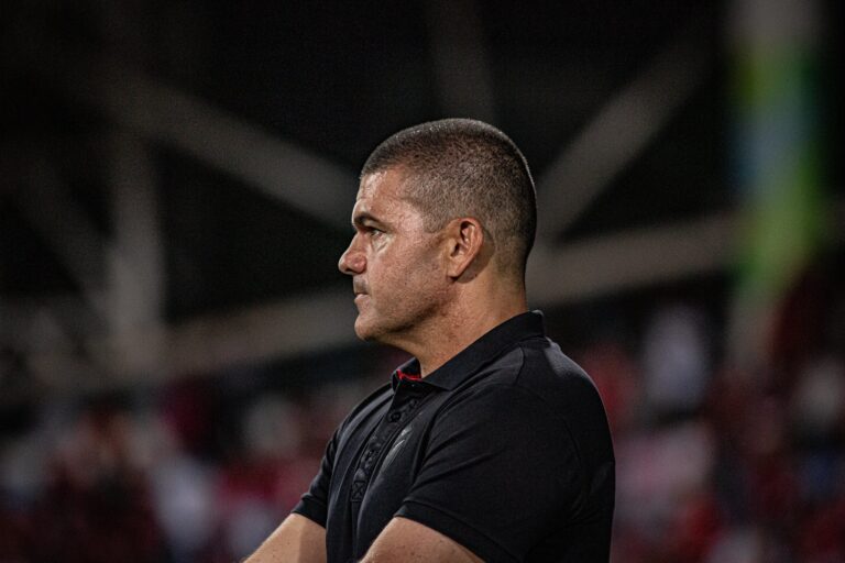 Louzer Agradece Torcida e Aponta Jogo Inicial como Chave para Eliminação do Vila