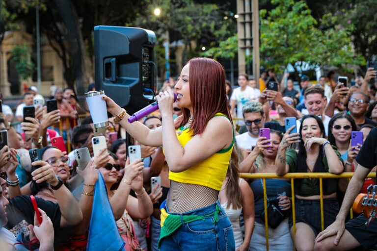 Mari Fernandez Surpreende Cariocas com Apresentação na Cinelândia
