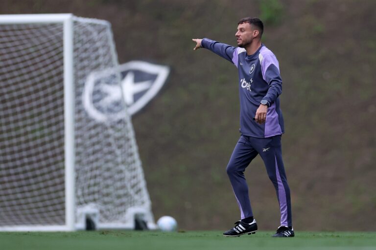 Martín Anselmi sob pressão no Botafogo antes de duelo crucial contra o Bragantino