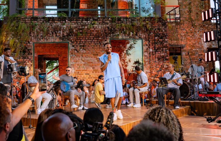 Mumuzinho Captura Momentos Únicos em Show no Rio com Clássicos e Novidades