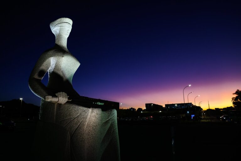 Os Penduricalhos e os Supersalários: Da História Colonial à Realidade Atual no Brasil