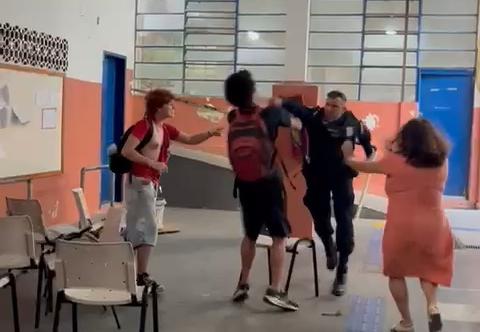 Polícia Militar Agride Estudantes Durante Protesto em Escola do Rio Polícia Militar Agride Estudantes Durante Protesto em Escola do Rio