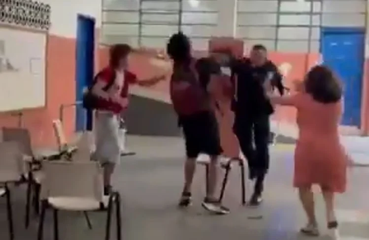 Policial Militar Agride Estudantes Durante Protesto no Rio de Janeiro Policial Militar Agride Estudantes Durante Protesto no Rio de Janeiro