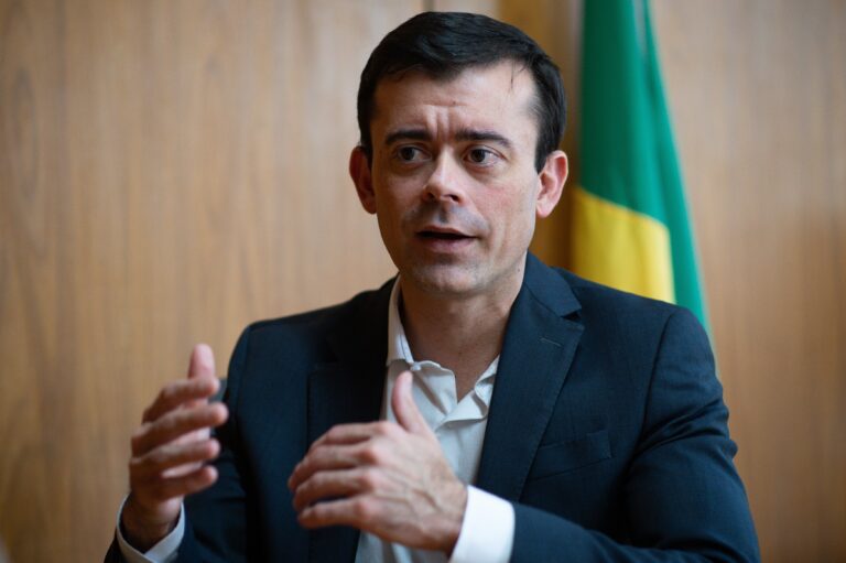 Queda nas Taxas de Juros Futuros Após Atuação do Tesouro Nacional