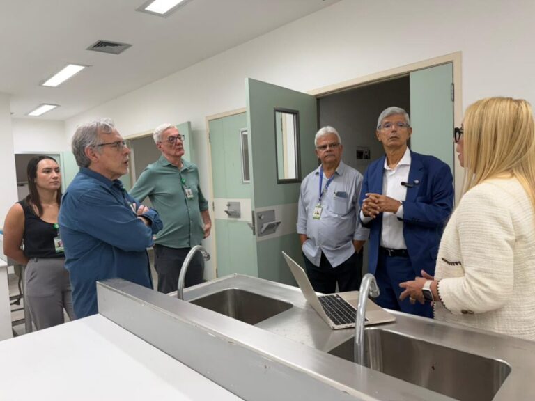 Reitor da UFRJ Analisa Futuras Instalações do Centro de Saúde Pública de Precisão Reitor da UFRJ Analisa Futuras Instalações do Centro de Saúde Pública de Precisão