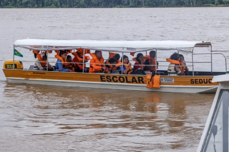 Transporte Escolar Fluvial: Acesso à Educação para Comunidades Ribeirinhas