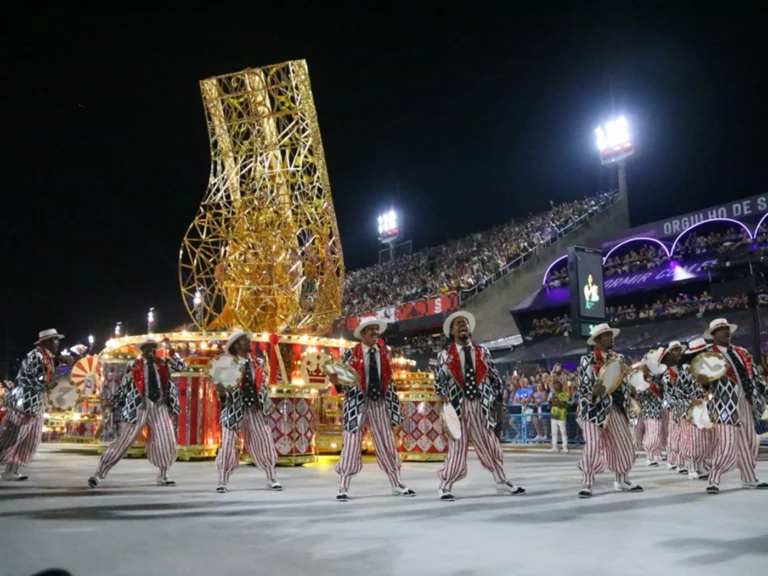 UFRJ Lança Revista Acadêmica 'Pau Brasil' Focada no Carnaval