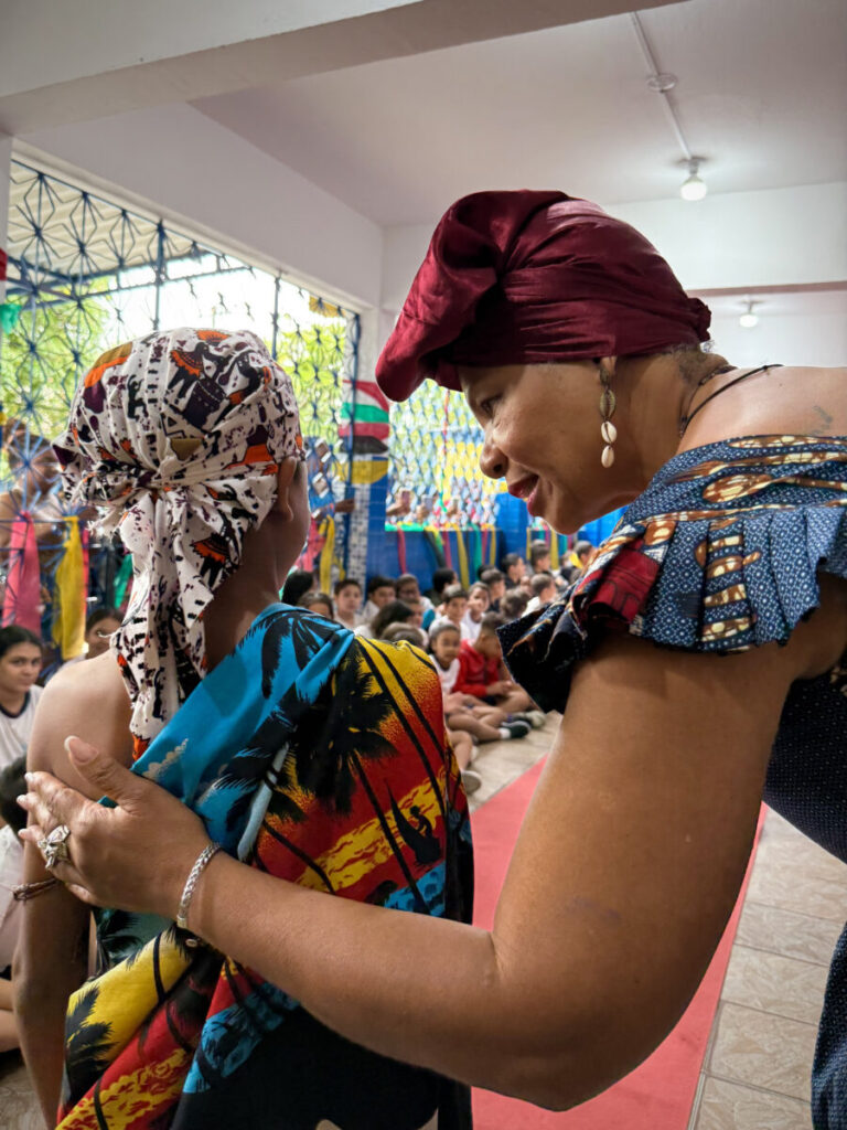 Valorização da Identidade Negra nas Escolas: A Iniciativa de Vânia Maria de Carvalho
